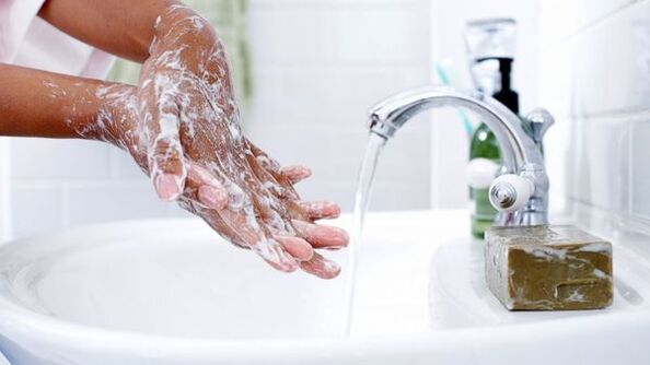 измиване на ръцете за предотвратяване на глисти