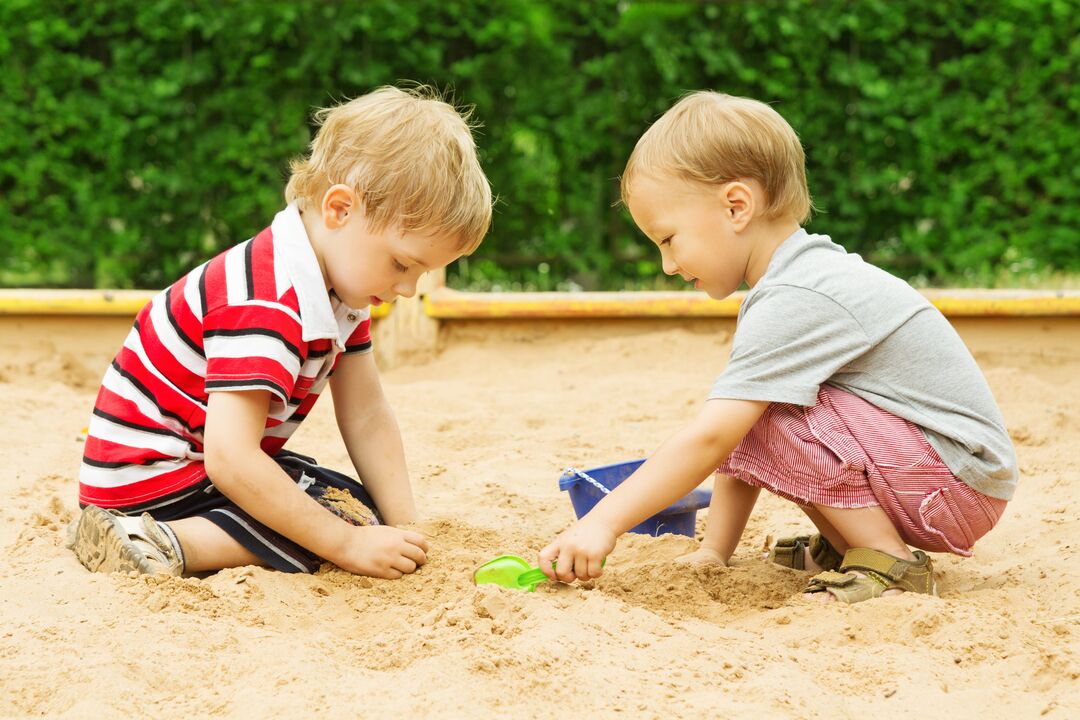 децата се заразяват с червеи в пясъчника